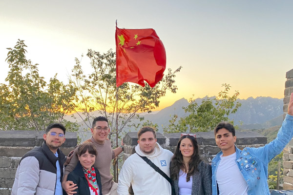Nuestros estudiantes junto con la Decana Natalia Mejía en Nankai, frente a la bandera de China