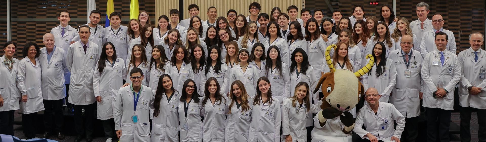 La Ceremonia de Batas Blancas marcó el inicio de la formación clínica de una nueva generación de médicos Uniandinos La Ceremonia de Batas Blancas marcó el inicio de la formación clínica de una nueva generación de médicos Uniandinos