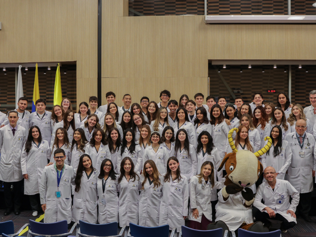 La Ceremonia de Batas Blancas marcó el inicio de la formación clínica de una nueva generación de médicos Uniandinos La Ceremonia de Batas Blancas marcó el inicio de la formación clínica de una nueva generación de médicos Uniandinos