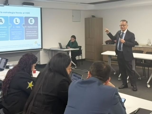 Bogotá evalúa su experiencia con la estrategia híbrida contra el VSR en la sexta Mesa de la Coalición por la Vacunación a lo Largo de la Vida Bogotá evalúa su experiencia con la estrategia híbrida contra el VSR en la sexta Mesa de la Coalición por la Vacunación a lo Largo de la Vida