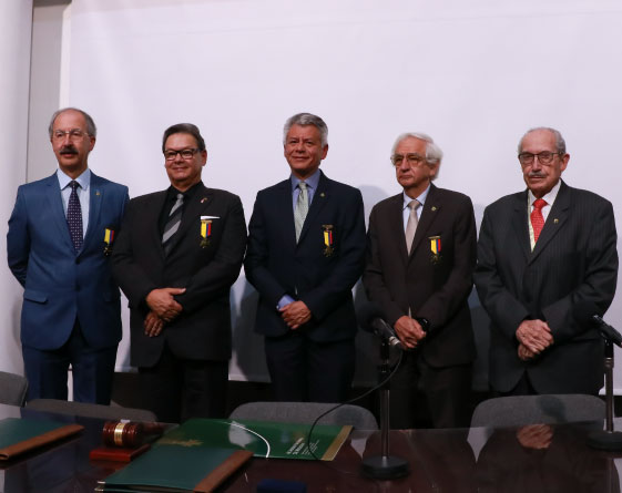 Junta directiva de la Academia Nacional de Medicina con el recién nombrado Miembro número el doctor John Mario González
