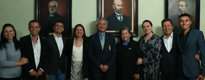 Familia del Profesor John Mario González en la solemne sesión del Nombramiento como Miembro Número de la Academia Nacional de Medicina