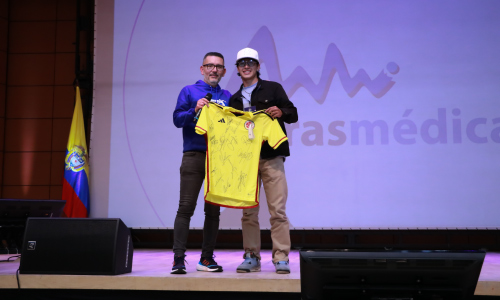 Dylan, ganador de la camiseta de la selección Colombia firmada por los jugadores
