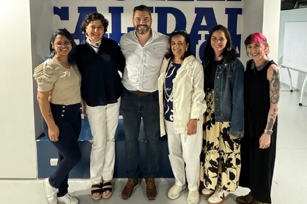 Organizadores el 3 Simposio de habilidades prácticas en salud. De izquierda a derecha: Lorena Cerero, Gestora de Relaciones Externas y Educación Continua, Dra. Elena Trujillo, Profesora Asociada de la Facultad de Medicina de la Universidad de los Andes, Juan David, Universidad CES, Dra. Maria Teresa Gómez, Líder de Proyecto Académico Facultad de Medicina de la Universidad de los Andes, Dra. Sandra Jaramillo, Profesora Asociada de la Facultad de Medicina de la Universidad de los Andes, y María Cubillos, Gestora de Comunicaciones de la Facultad de Medicina de la Universidad de los Andes