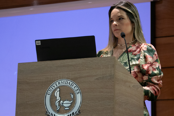 Dra. Elisa Velásquez, Coordinadora de Extención, Facultad de Medicina, Universidad CES en el Conversatorio Inaugural del 3 Simposio de Habilidades Prácticas en Educación