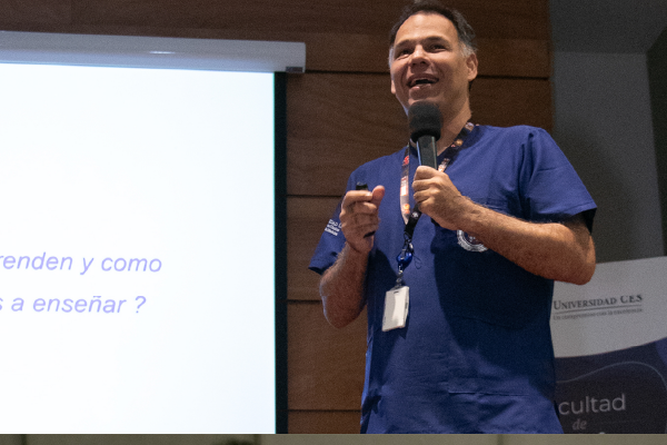 Dr. Mauricio Vasco, Profesor de la Facultad de Medicina de la Universidad CES, en la charla: Habilidades no cognitivas: Del Inframundo al estrellato