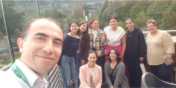 Estudiantes del TEC de Monterry junto a nuestro profesor, el Dr. Ricardo Peña