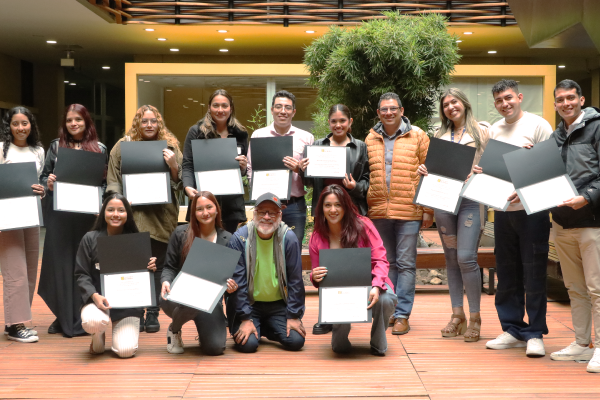 Participantes con su certificado de participación a nuestro Taller: Periodismo Médico, una iniciativa de la Facultad de Medicina y Educación Continua de la Univerisad de los Andes, en conjunto con Takeda