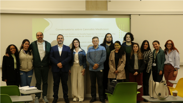 Grupo de panelistas y asistentes a la primera charla Colombia - Brasil sobre la insdustria del Cannabis Medicinal