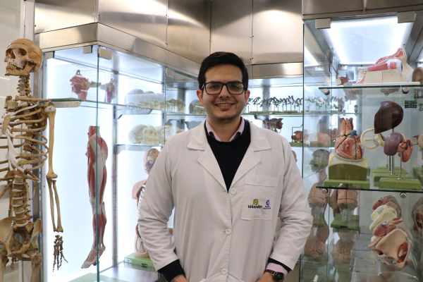 Dr. Juan Pablo Ávila en el Laboratorio de Anatomía de la Facultad de Medicina de la Universidad de los Andes