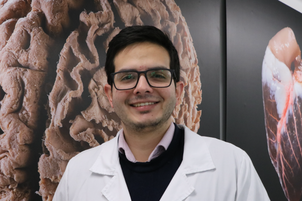 Dr. Juan Páblo Ávila en un recorrido por los pasillos del Laboratorio de Anatomía de la Facultad de Medicina de la Universidad de los Andes