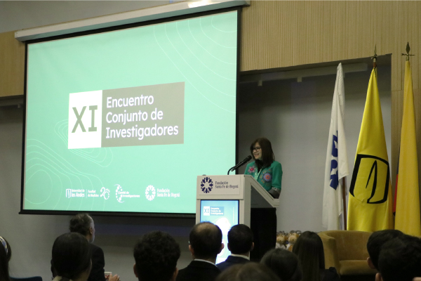 Dra. Olga Lucía Sarmiento, Directora de Investigaciones de la Facultad de Medicina de la Universidad de los Andes, como maestra de ceremonia durante nuestro XI Encuentro Conjunto de Investigadores 2024, edición 20 años