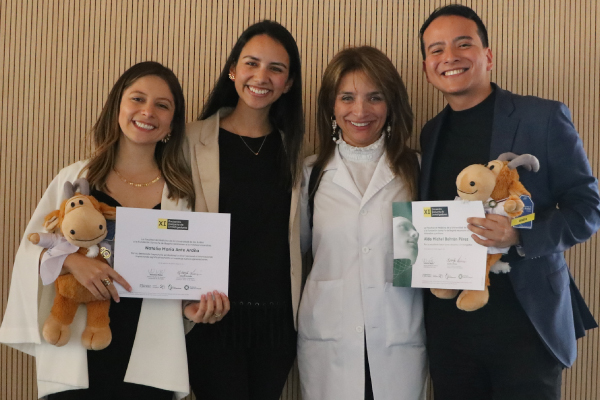 Egresados de nuestra Facultad, junto con la Dra. Natalia Mejía, Decana de la Facultad de Medicina de la Universidad de los Andes, durante el cierre del XI Encuentro Conjunto de Investigadores 2024. edición 20 años