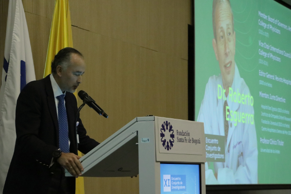 Dr. Roosevelt Fajardo, Director de la Dirección de Educación de la Fundación Santa Fe de Bogotá, durante su discurso de introducción para el Dr. Roberto Esguerra, en el XI Encuentro Conjunto de Investigadores 2024, edición 20 años