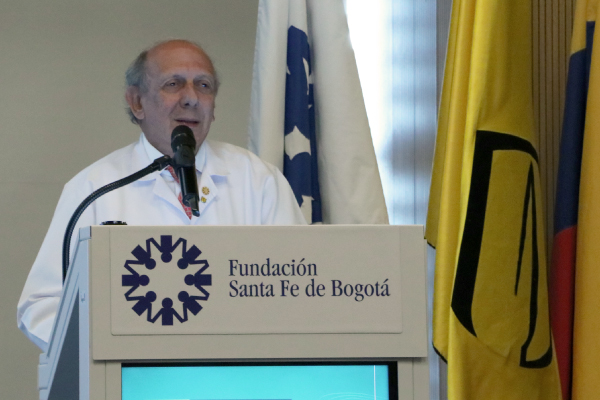 Dr. Jaim Toro, Profesor Clínico Titular de la Facultad de Medicina de la Universidad de los Andes, durante su charla Reminiscencias de un proyecto de Facultad de Medicina de la Universidad de los Andes, en el XI Encuentro Conjunto de Investigadores 2024, edición 20 años