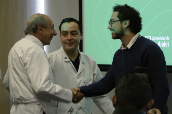 Dr. Jaime Toro, y Dr. Saúl Reyes felicitando a uno de los investigadores de los proyectos a los que se les otorgó reconocimiento durante el XI Encuentro Conjunto de Investigadores2024, edición 20 años