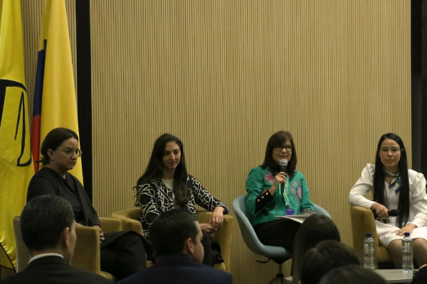 Panel con nuestras egresadas, Dra. María Camila Pérez, Dra. Beatriz Wills, Dra. Laura Baldovino, junto a la Dra. Olga Lucía Sarmiento, durante nuestro XI Encuentro Conjunto de Investigadores 2024, edición 20 años