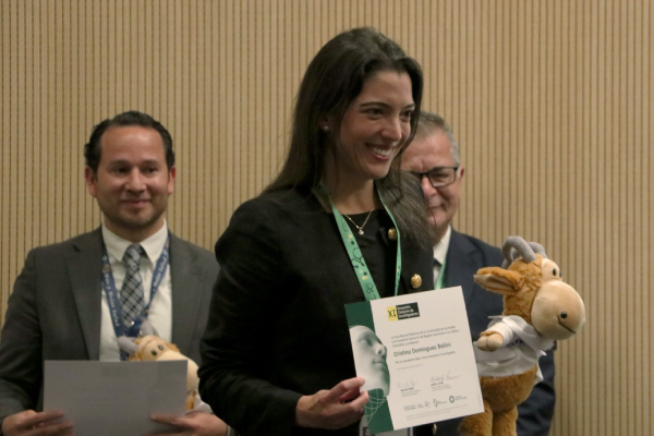 Dra. Cristina Dominguez, recibiendo el reconocimiento a profesores egresados de la Facultad de Medicina de la Univerisad de los Andes y l Fundación Santa Fe de Bogotá, durante el XI Encuentro Conjunto de Investigadores 2024, edición 20 años