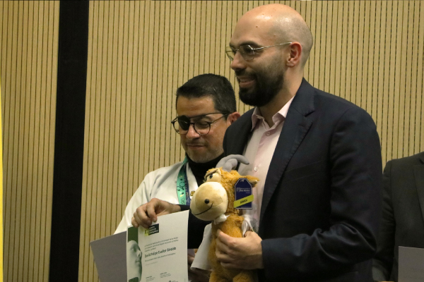 Dr. David Cuellar, recibiendo el reconocimiento a profesores egresados de la Facultad de Medicina de la Univerisad de los Andes y l Fundación Santa Fe de Bogotá, durante el XI Encuentro Conjunto de Investigadores 2024, edición 20 años