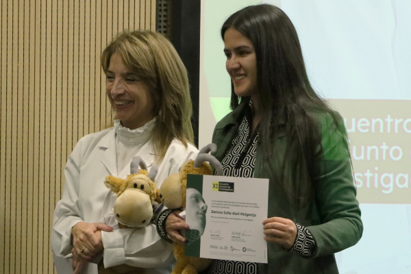 Dra. Daniela Abril, recibiendo el reconocimiento a profesores egresados de la Facultad de Medicina de la Univerisad de los Andes y l Fundación Santa Fe de Bogotá, durante el XI Encuentro Conjunto de Investigadores 2024, edición 20 años