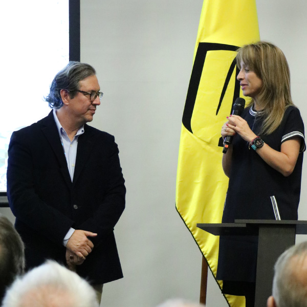 Dra. Natalia Mejía y el Director del CEPER Ricardo Corredor en el evento del lanzamiento del libro Médicos de Macondo