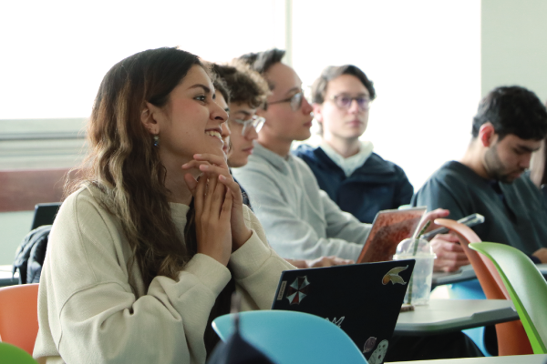 Estudiante durante la jornada de Semilleros de Investigación 2024-1