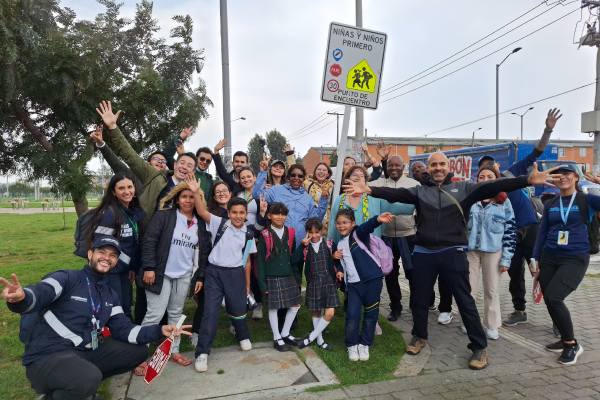 Equipo de investigación De Camino al Colegio realizando una de las rutas del Colegio de la Bici durante la semana del diálogo en Bogotá