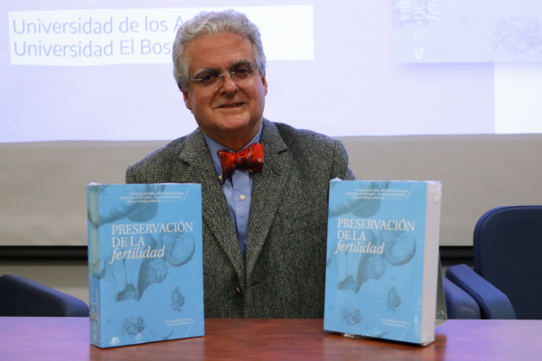 Dr. Roberto Rueda en el lanzamiento de su libro Preservación de la Fertilidad