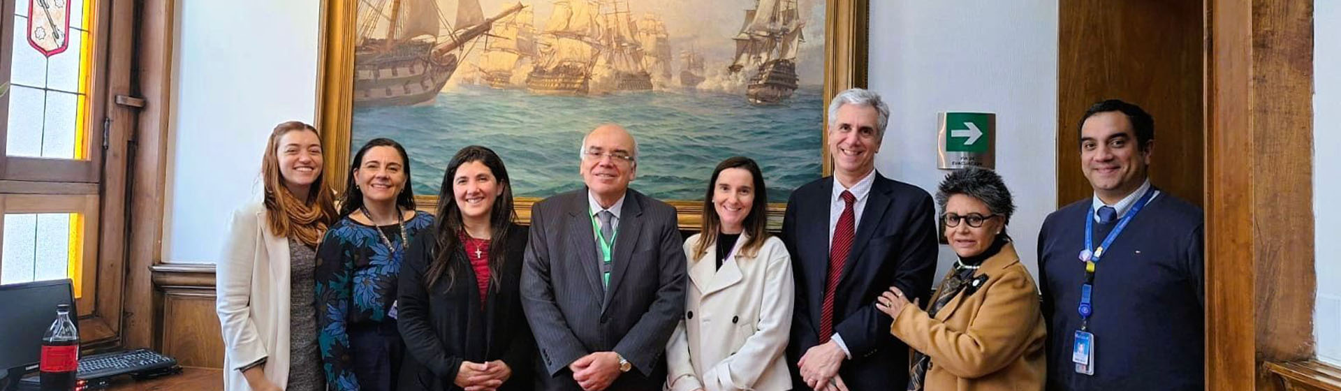El decano, Dr. Jairo Roa, fortalece lazos en salud con Chile en visita institucional a la UC