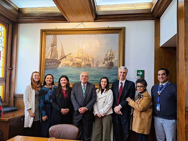 El decano, Dr. Jairo Roa, fortalece lazos en salud con Chile en visita institucional a la UC