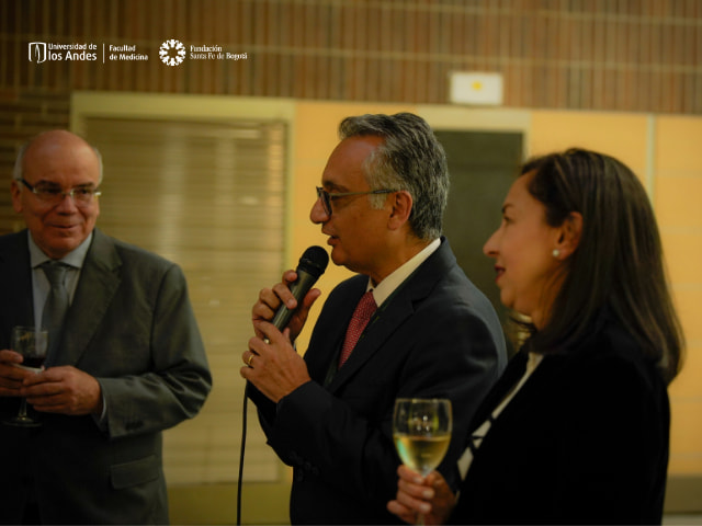 Primeros graduados con el emblema de una gran alianza, Fundación Santa Fe de Bogotá y Uniandes