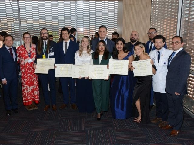 Orgullo Uniandino: celebramos a nuestros nuevos graduados de posgrado.