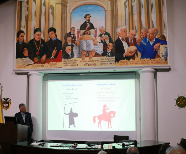 Profesor John Mario González presentando su investigación en la solemne sesión del Nombramiento como Miembro Número de la Academia Nacional de Medicina