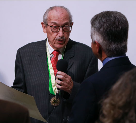 Doctor John Mario González durante su ponencia en la Academia Nacional de Medicina