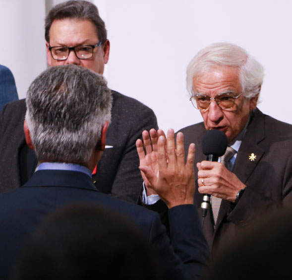 Doctor John Mario durante el juramento de su nombramiento como Mienbro Número de la Academia Nacional de Medicina